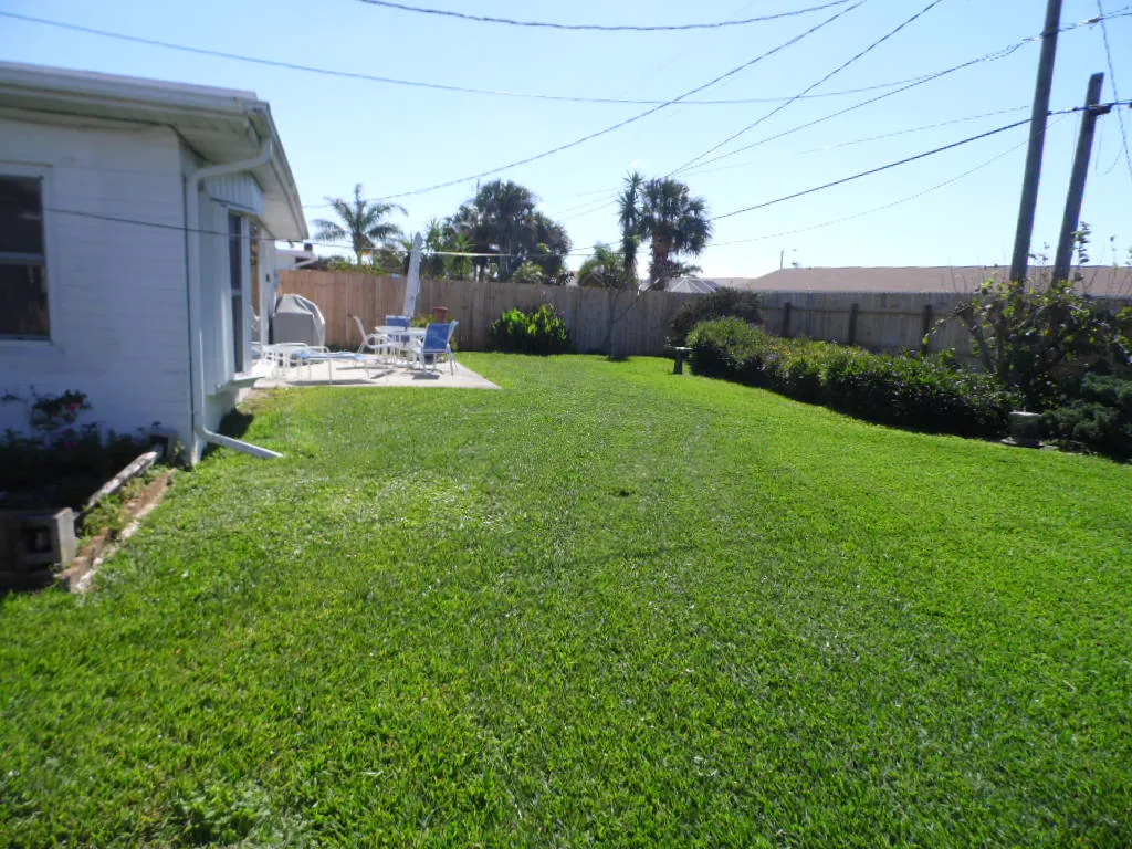 26-aqua-vista-back-yard_library_93541
