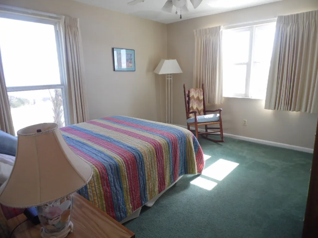 mvn--1-guest-bdrm1_library_93328