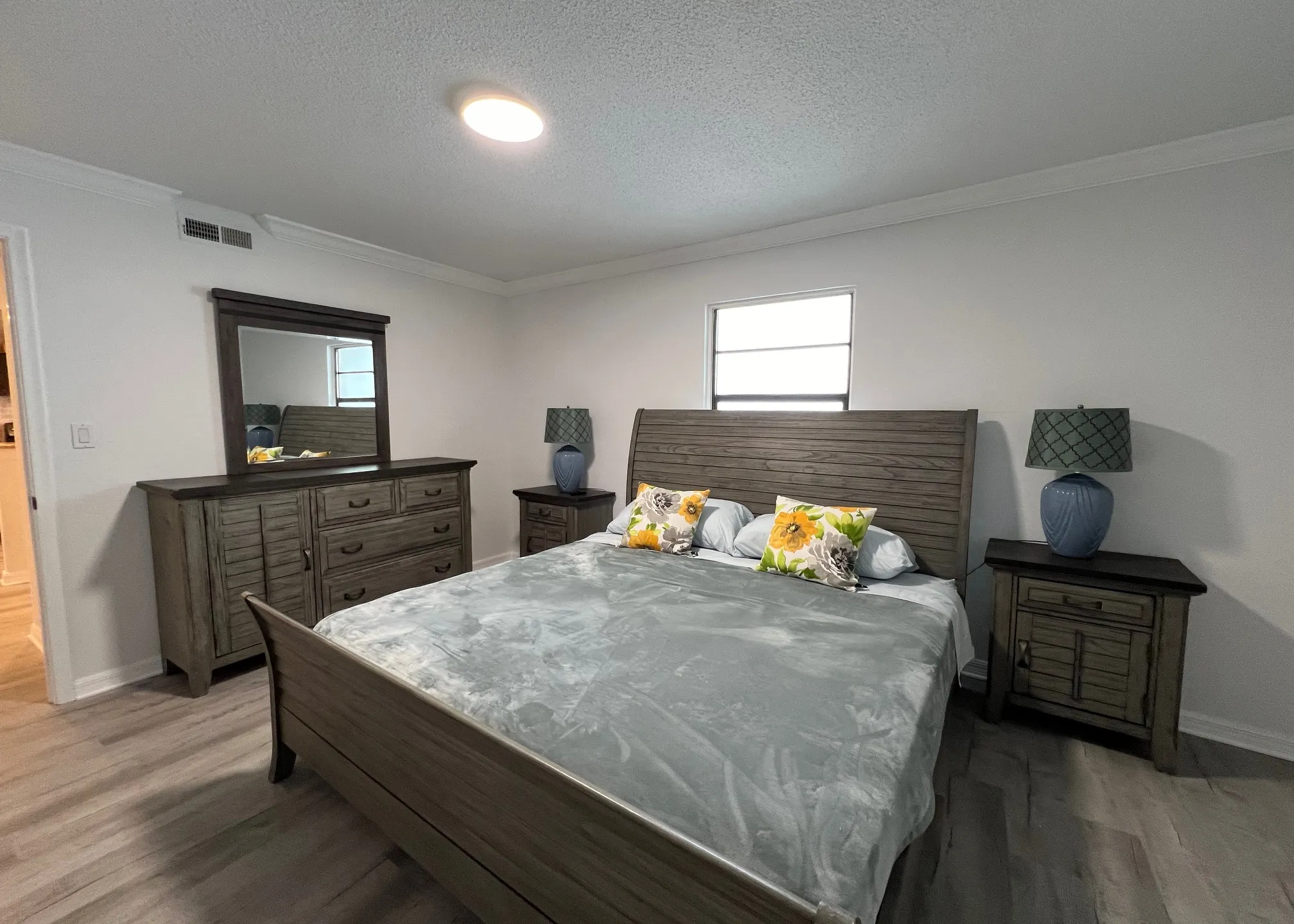 guest-bedroom-133708_library_133708