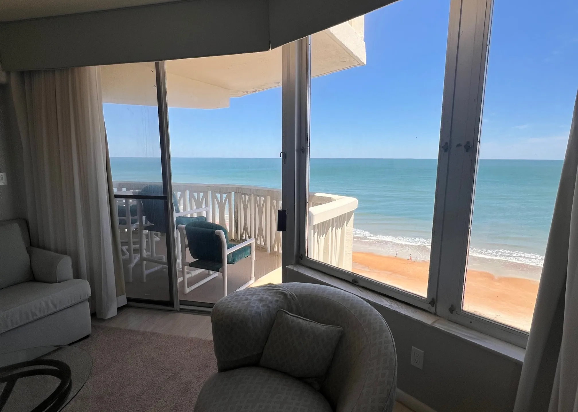 living-room-with-amazing-view-133427_library_133427