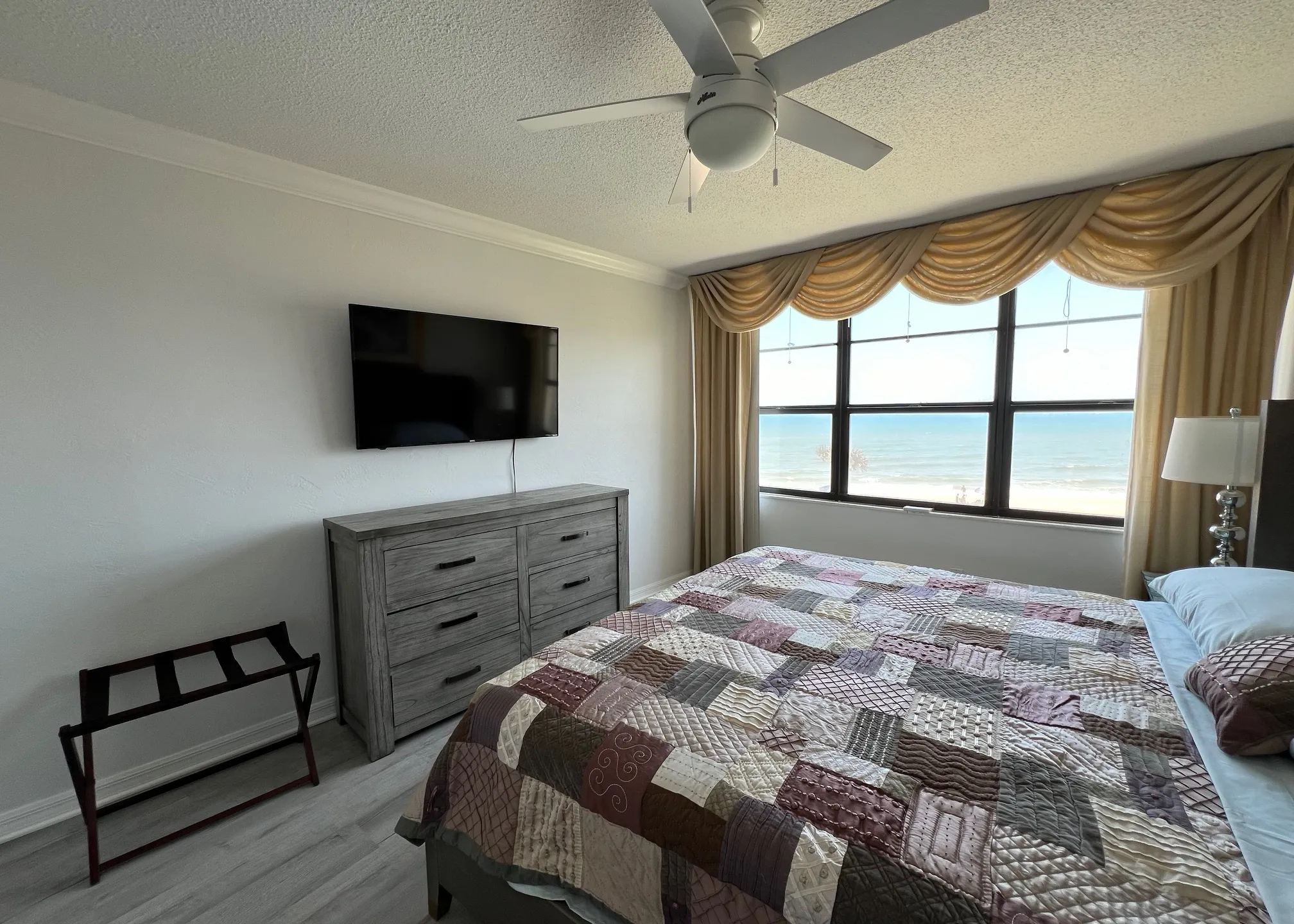 main-bedroom-133696_library_133696