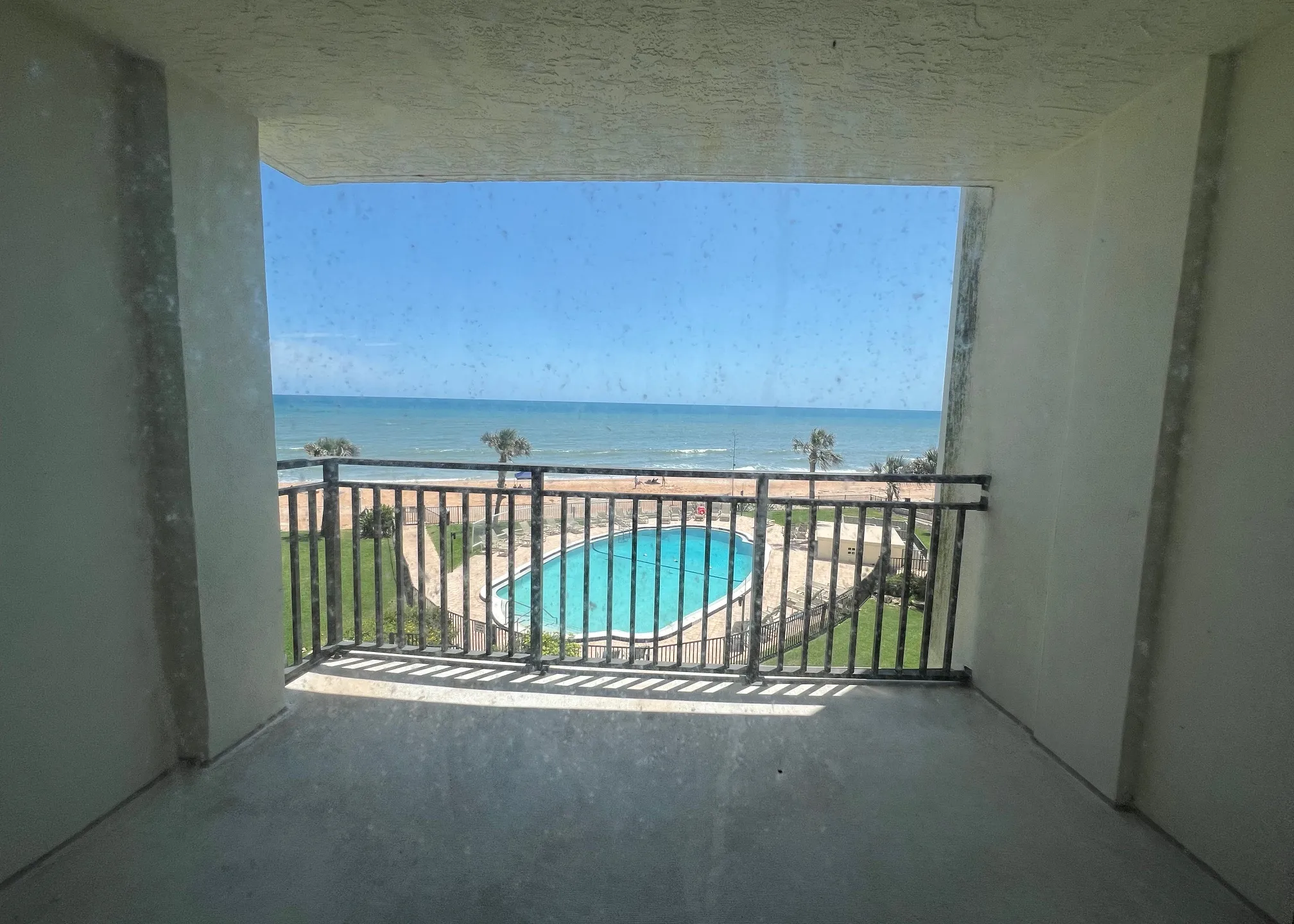 private-balcony-133703_library_133703